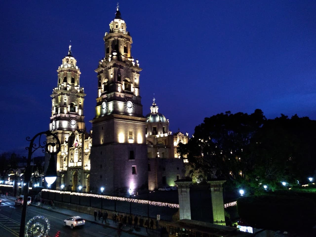 La catedral iluminada al anochecer